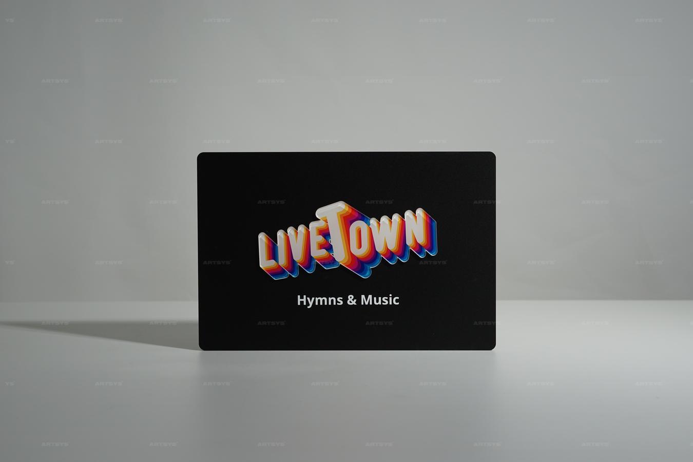 아트시스의 검은색 아크릴로 제작된 LIVETOWN 음악 간판